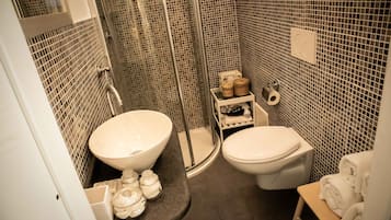 Quarto casal | Banheiro | Chuveiro, produtos de toalete grátis, secador de cabelo