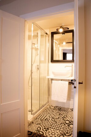 Double Room | Bathroom | Shower, free toiletries, hair dryer, bathrobes - B&B Panorama Alghero (Alghero)
