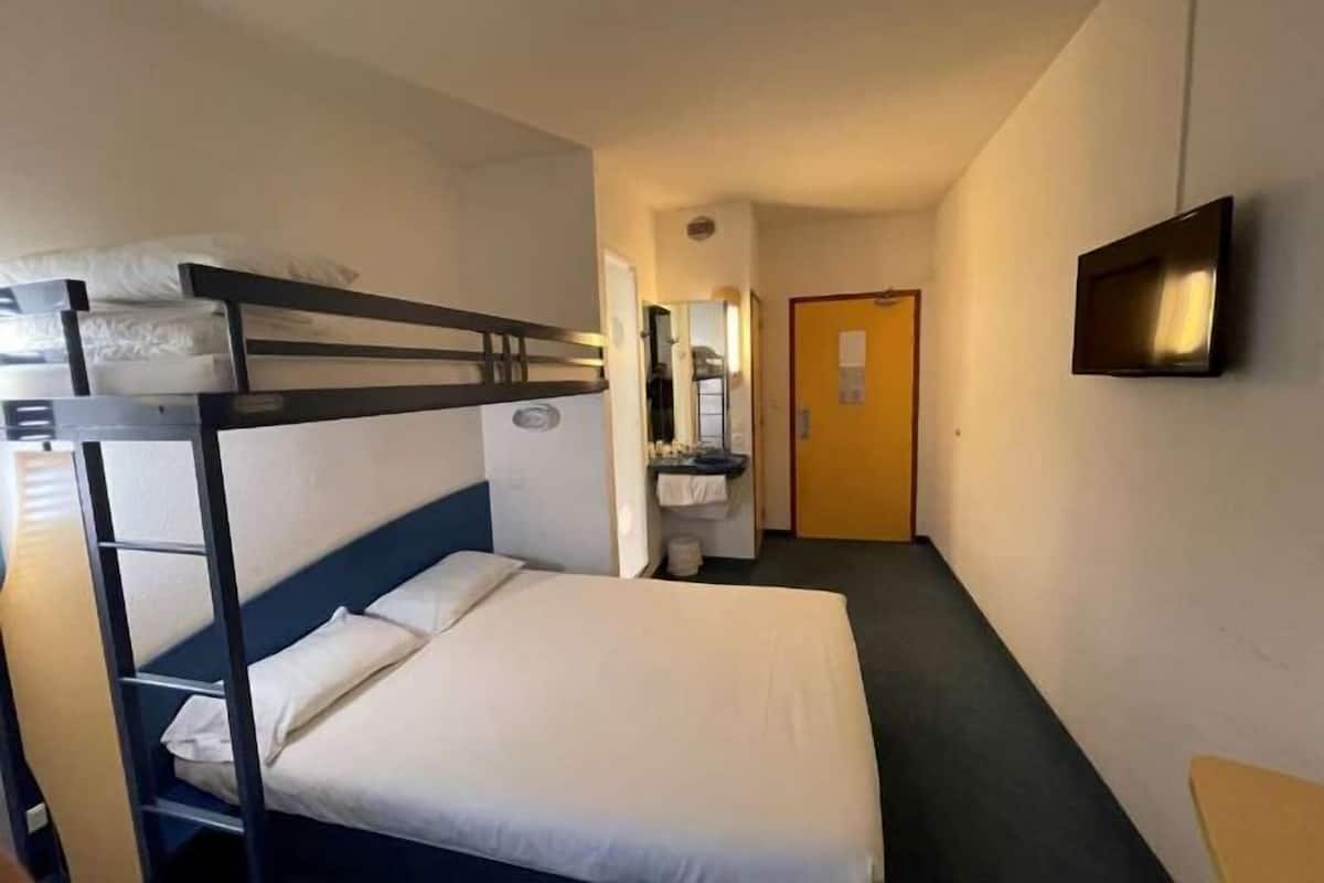 Desk, soundproofing, iron/ironing board, free WiFi