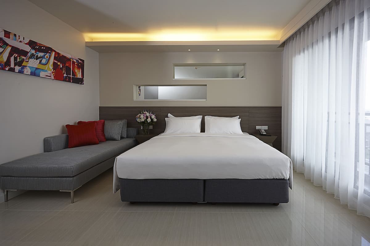 Habitación Deluxe | Minibar, caja de seguridad en la habitación y escritorio
