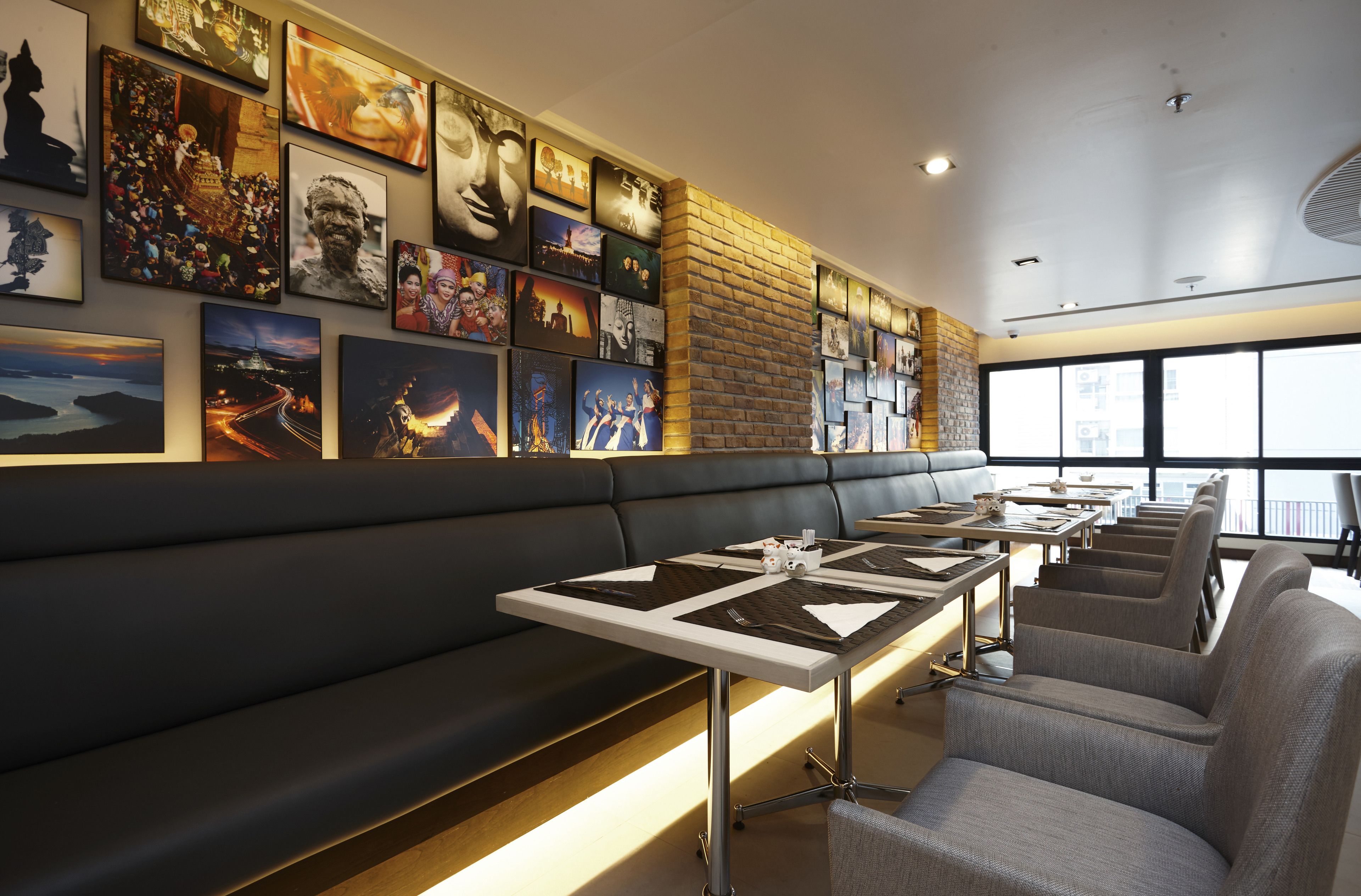 breakfast, lunch, dinner served; international cuisine