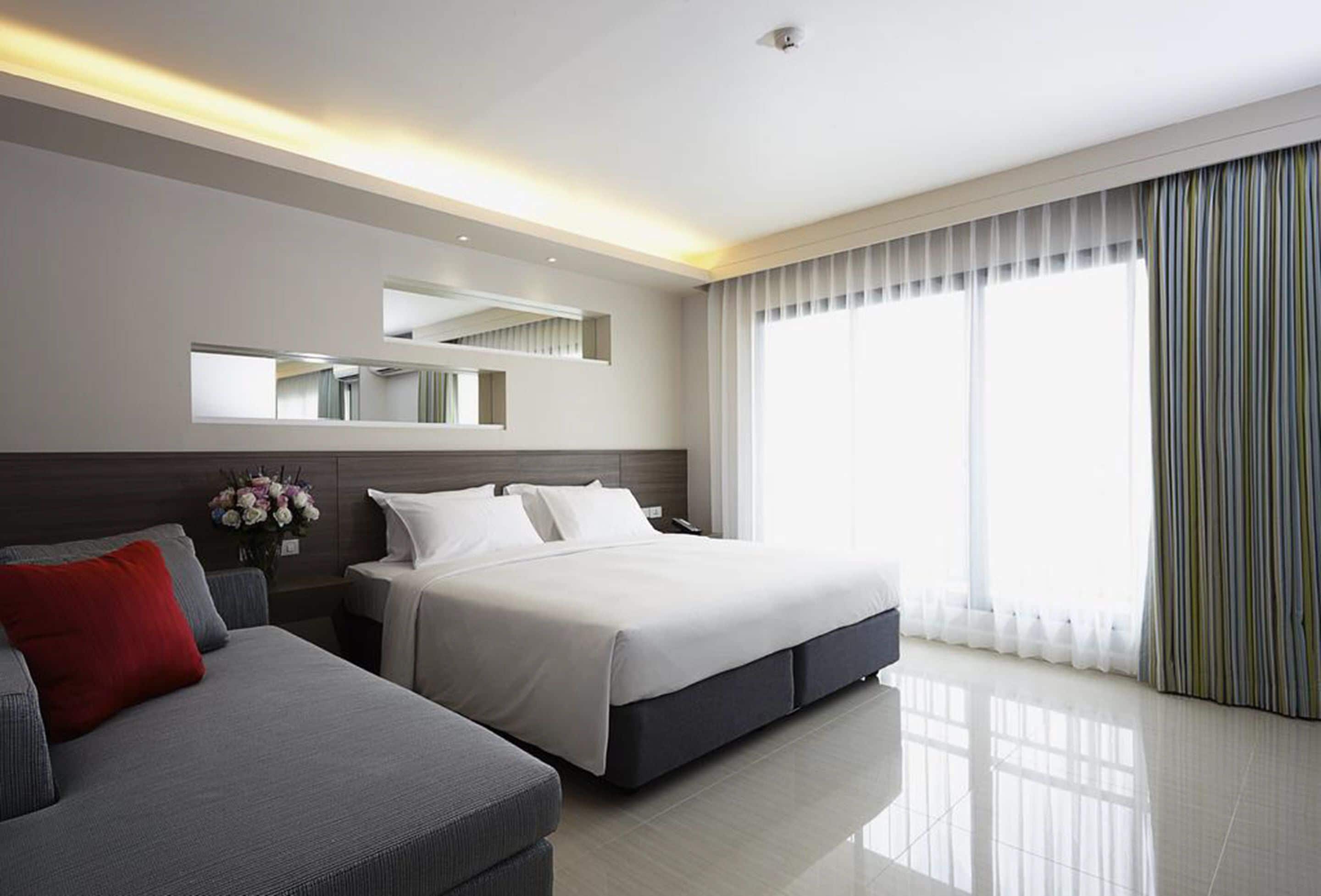 Habitación doble Deluxe | Minibar, caja de seguridad en la habitación y escritorio 