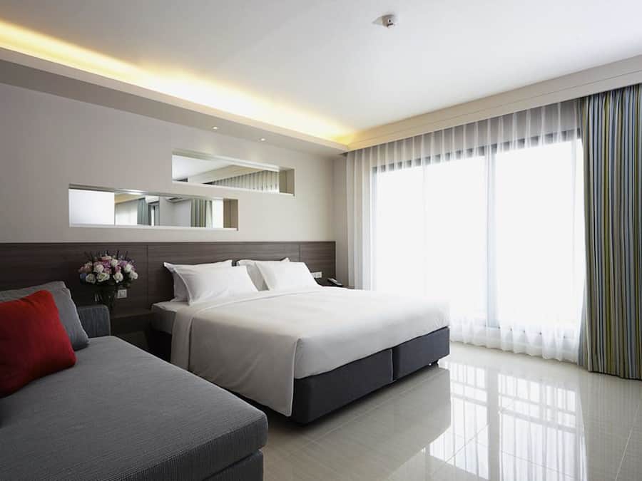 Deluxe Double Room | Minibar, in-room safe, desk, blackout drapes