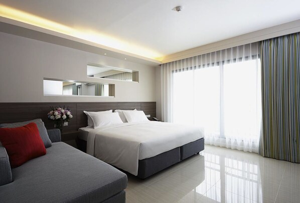 Habitación doble Deluxe | Minibar, caja de seguridad en la habitación y escritorio 