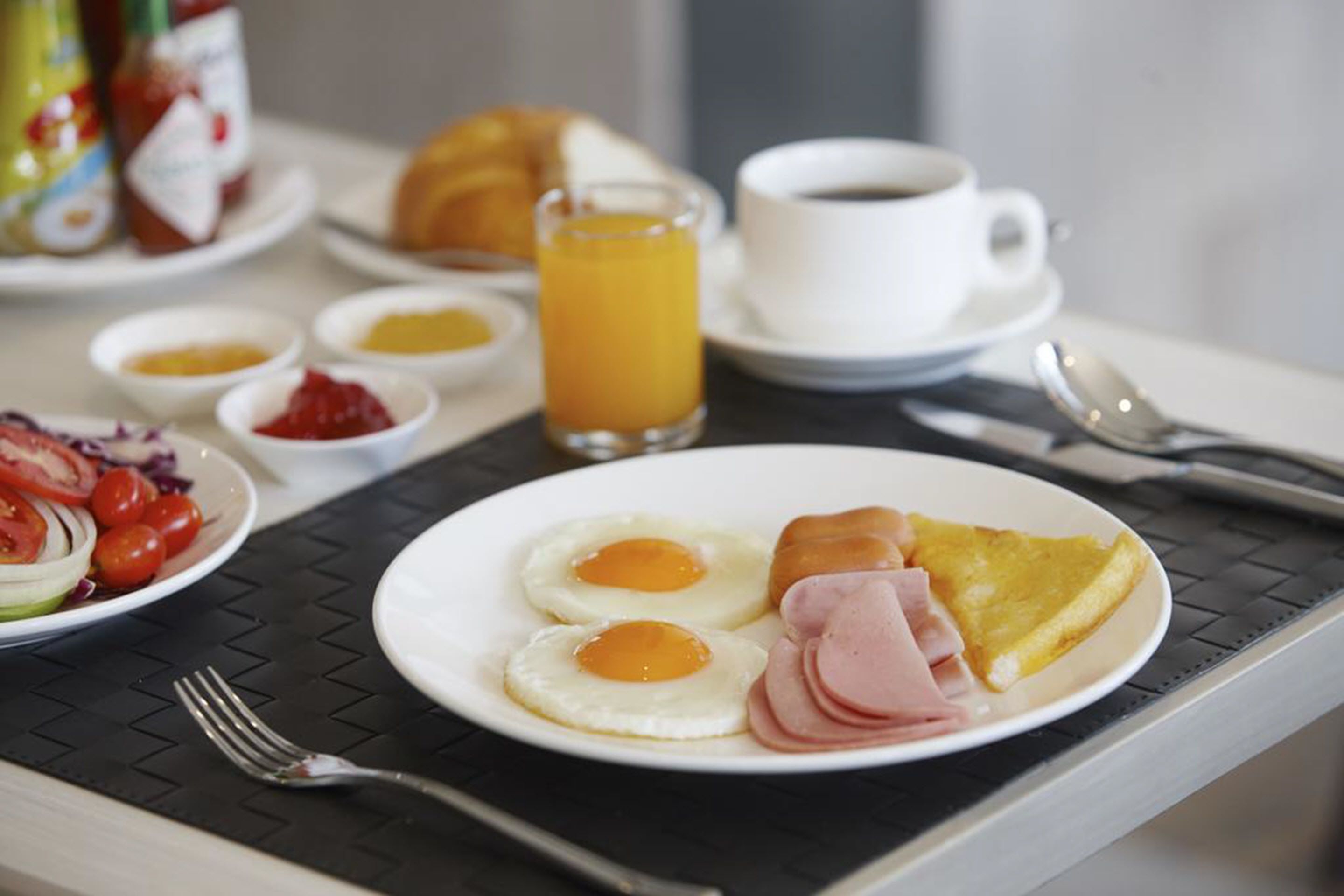 daily cooked-to-order breakfast (thb 250 per person)