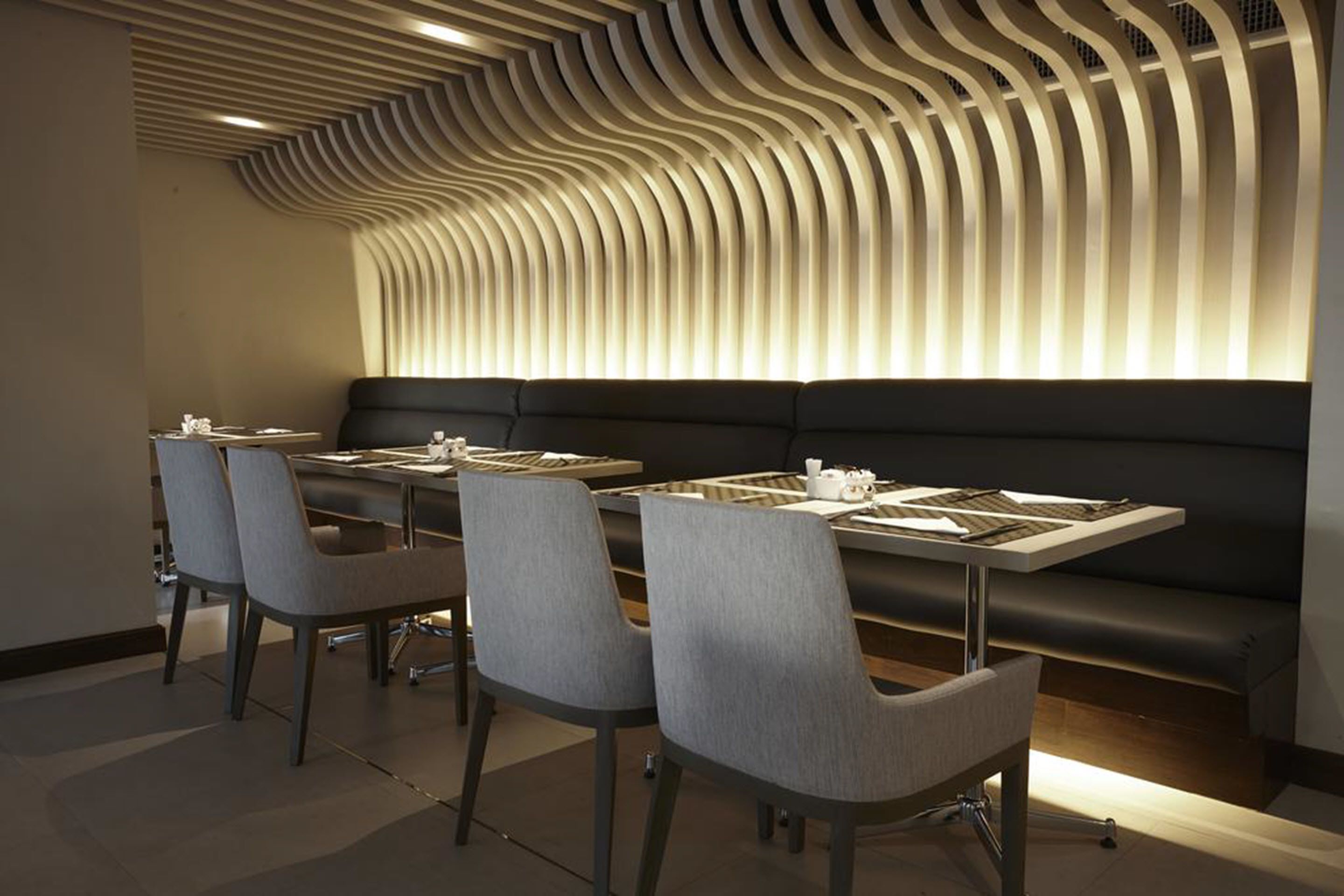 供應早餐、午餐、晚餐；多國菜