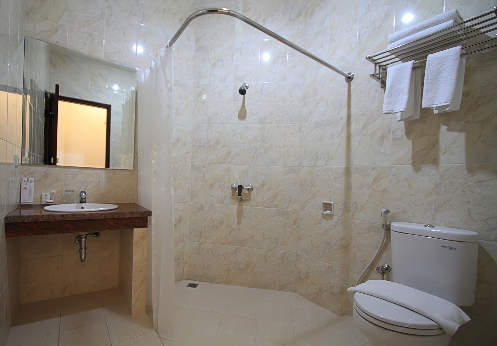Camera Premier | Bagno | Doccia, set di cortesia gratuito, pantofole, asciugamani