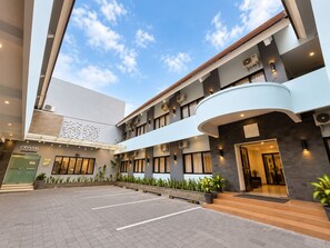 A hotel with a modern design, featuring a spacious courtyard, multiple floors, and a guest house. - Maesa Hotel (Ponorogo)