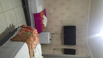 Quarto casal ou duplo, banheiro compartilhado | Frigobar, escrivaninha, cortinas blackout, Wi-Fi de cortesia