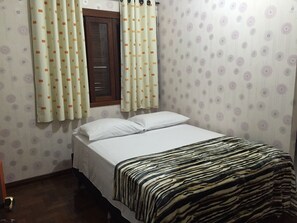 Quarto casal ou duplo, banheiro compartilhado | Frigobar, escrivaninha, cortinas blackout, Wi-Fi de cortesia