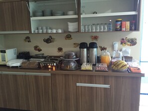 Café da manhã completo grátis todos os dias