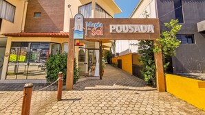 A building with a sign reading "Magia do Sol" and "POUSADA". - Pousada Magia do Sol (Florianópolis)