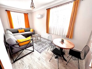 Appartement, vue jardin | Coin séjour | Télévision LCD
