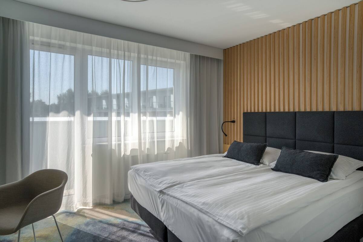 Standard Double Room | Bar mini, peti besi dalam bilik, meja, langsir/tirai gelap terus 
