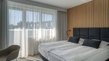 Kahden hengen standard-huone | Minibaari, tallelokero huoneessa, työpöytä, pimennysverhot