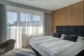 Minibar, coffres-forts dans les chambres, bureau, rideaux occultants