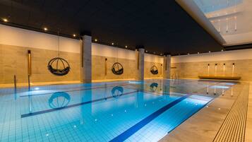 Innenpool, geöffnet von 08:00 Uhr bis 22:00 Uhr, Liegestühle