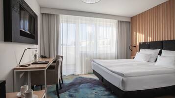 Minibaari, tallelokero huoneessa, työpöytä, pimennysverhot