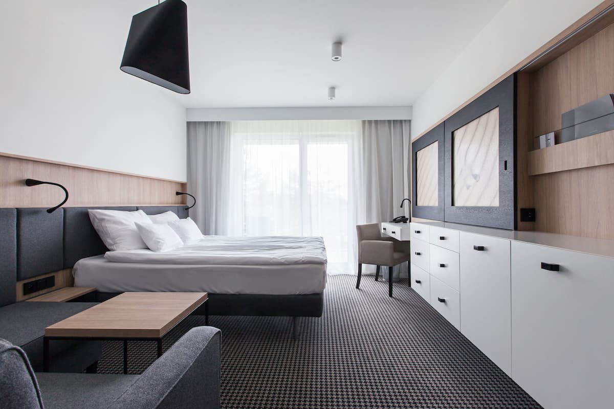 Minibar, Zimmersafe, Schreibtisch, Verdunkelungsvorhänge