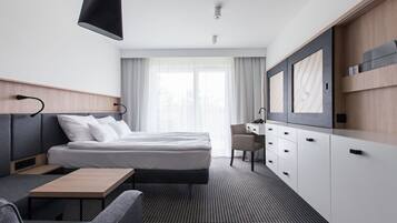 Minibar, Zimmersafe, Schreibtisch, Verdunkelungsvorhänge