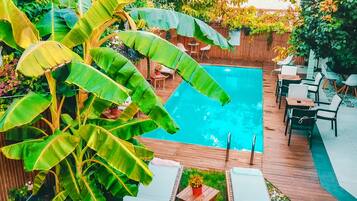 Outdoor pool, a heated pool, open 8:00 AM to 6:00 PM, sun loungers