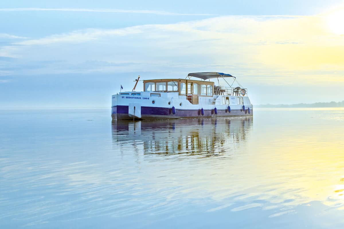 Ein festliegendes Boot mit einer Kabine und einem überdachten Deck.