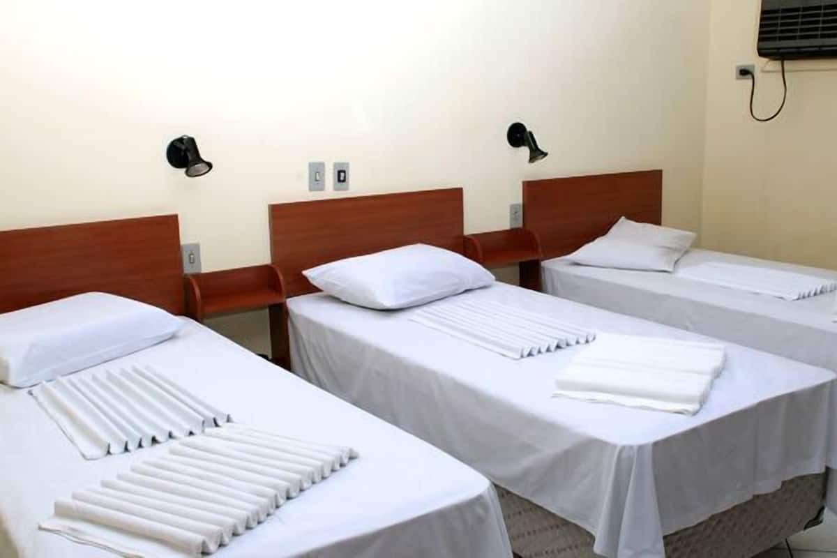 Frigobar, cortinas blackout, Wi-Fi de cortesia, roupa de cama