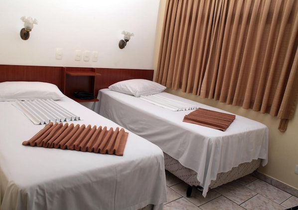 Frigobar, cortinas blackout, Wi-Fi de cortesia, roupa de cama