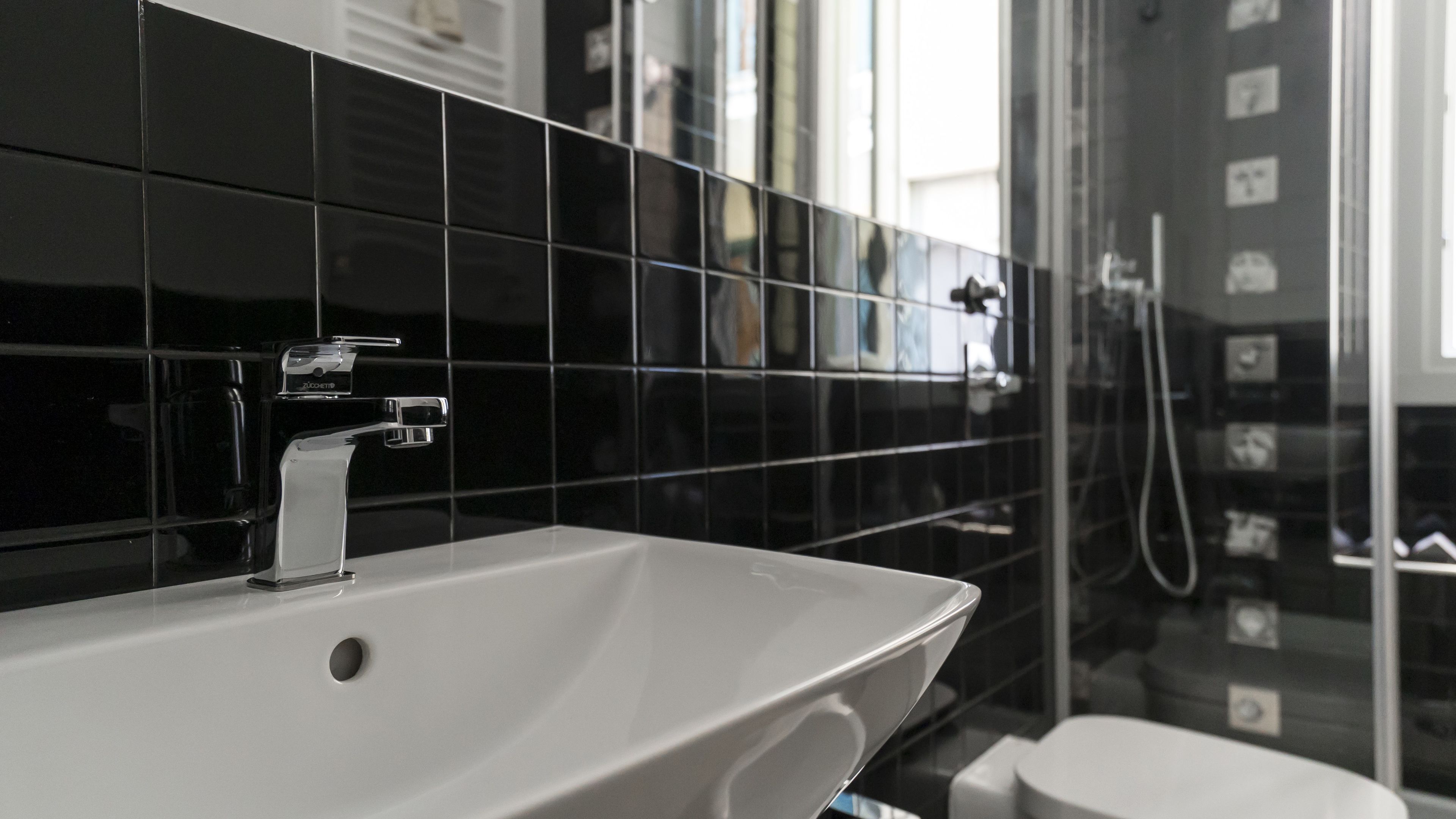 Luxury Apartment | Bathroom | Free toiletries, hair dryer, towels, toilet paper
