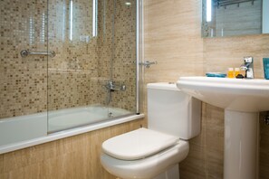 Loft Ventura | Bathroom | Hair dryer, towels