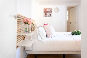 1 bedroom Ventura | 1 bedroom, premium bedding, iron/ironing board, cribs/infant beds - Holidays2Malaga Juan de Mena Apartments (Málaga)