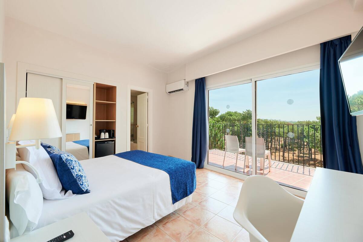 In-room safe, blackout curtains, free WiFi, bed sheets