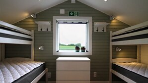 A bunk bed room with a window and a desk. - Bergs Slussar Vandrarhem & Stugor - Hostel (Vreta Kloster)