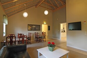 Living area - Bergs Slussar Vandrarhem & Stugor - Hostel (Vreta Kloster)