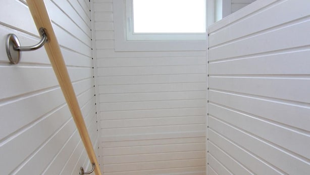 A narrow stairway with white paneling and a small window at the top. - Bergs Slussar Vandrarhem & Stugor - Hostel (Vreta Kloster)