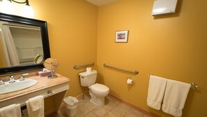 Deluxe Double Room | Bathroom - Sugar Hill Inn (Norris Point)