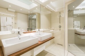Departamento Premium, 2 habitaciones | Baño | Tina y regadera independientes y amenidades de baño gratuitas