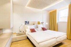 Superior Apartment, 2 Bedrooms | 1 bilik tidur, peralatan tempat tidur premium, peti besi dalam bilik 