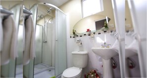 10 quartos, edredons de pluma, individualmente decorados