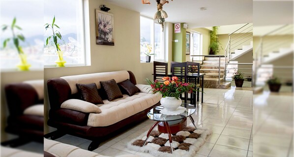 Lobby sitting area - Hotel Las Gardenias (Cuenca)