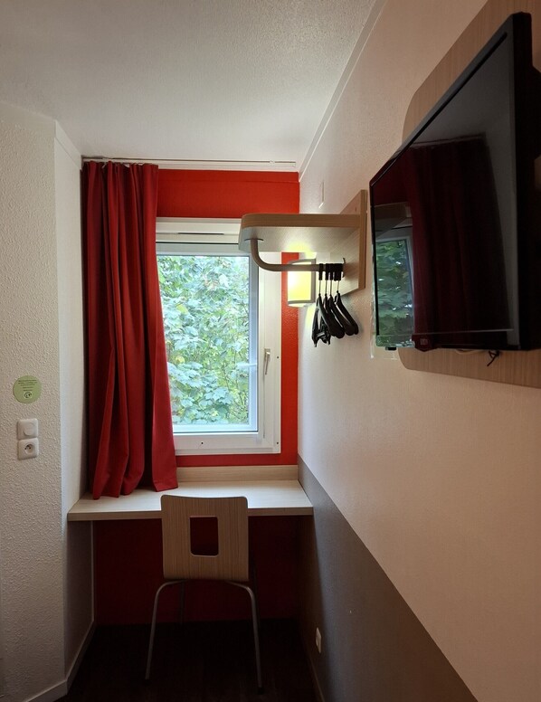 Habitación estándar, 1 cama matrimonial | Escritorio, wifi gratis y ropa de cama 