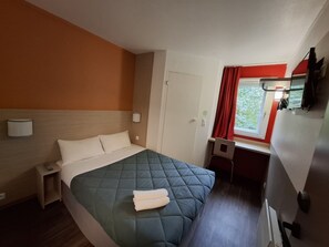 Habitación estándar, 1 cama matrimonial | Escritorio, wifi gratis y ropa de cama 