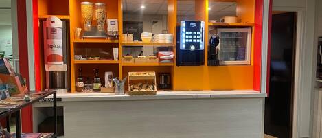 Tägliches Frühstücksbuffet (6.2 EUR pro Person)