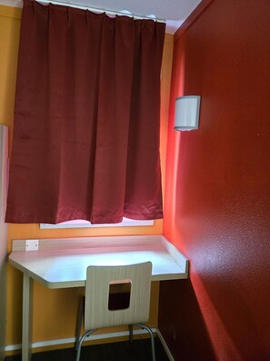 Habitación estándar, 1 cama matrimonial | Escritorio, wifi gratis y ropa de cama 