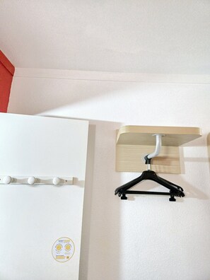 Escritorio, wifi gratis y ropa de cama 