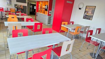 Desayuno buffet todos los días (EUR 6.2 por persona)