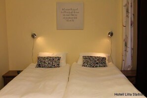 Double Room | Premium bedding, individually decorated, desk, iron/ironing board - Stationshusets Hotell och Café (Köping)