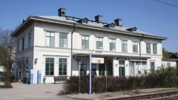 Un bâtiment à deux étages, doté d’un toit plat, de grandes fenêtres et d’un porche avant abrité.