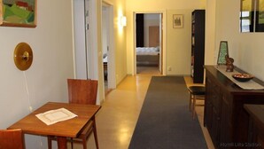 Une chambre d’hôtel comprenant un coin repas, un lit, un bureau et un placard.