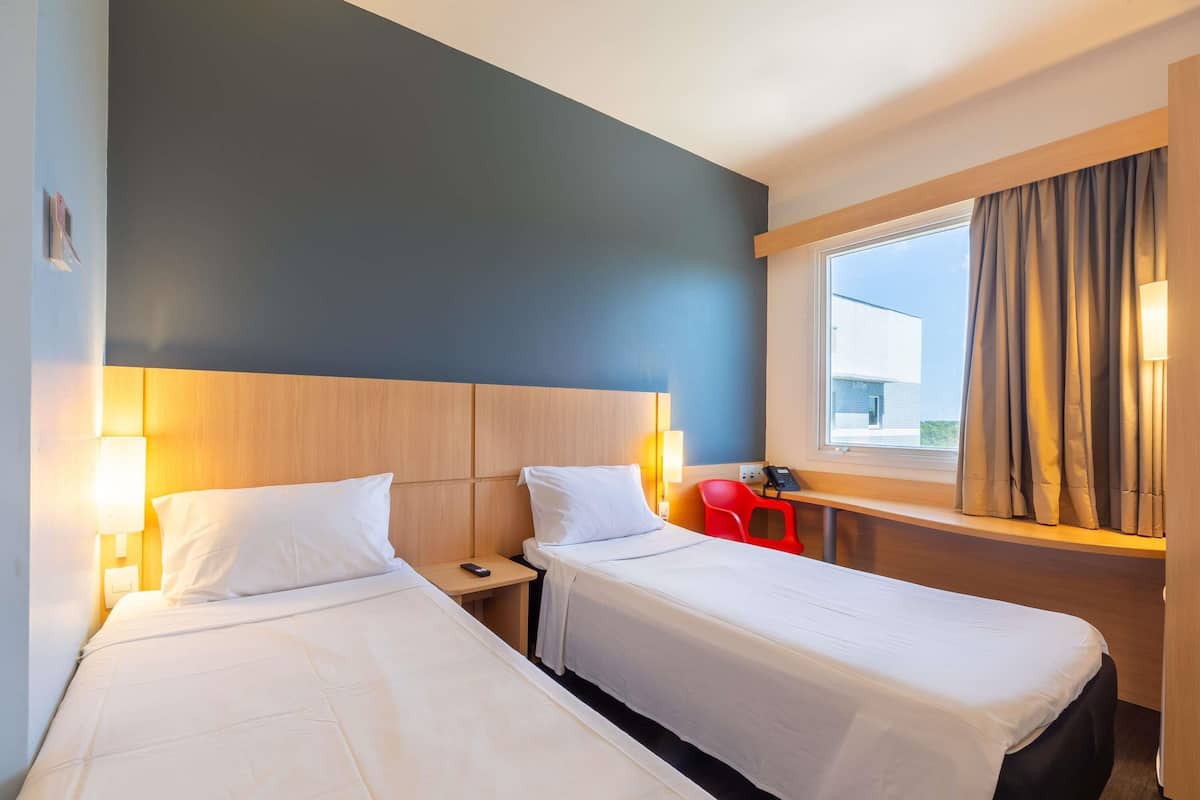 Habitación estándar, 2 camas individuales | Minibar, caja de seguridad en la habitación y escritorio